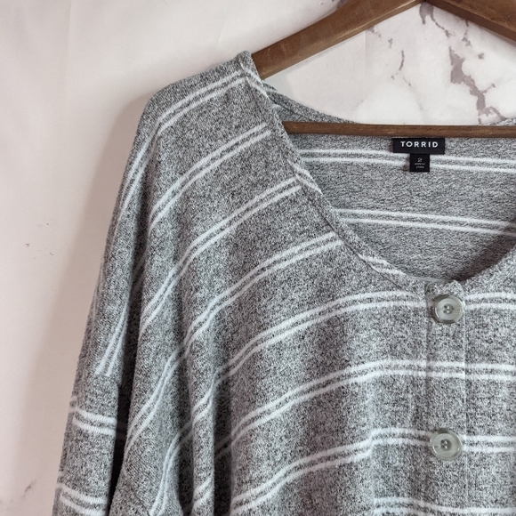 Torrid Gray Shirt 2X 2 Crop Striped Plus Long Sleeve Henley Button Stretch White - Picture 4 of 13